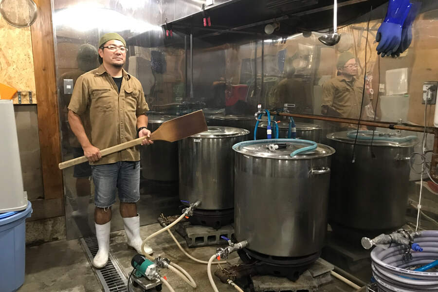 醸造所内。鈴木社長