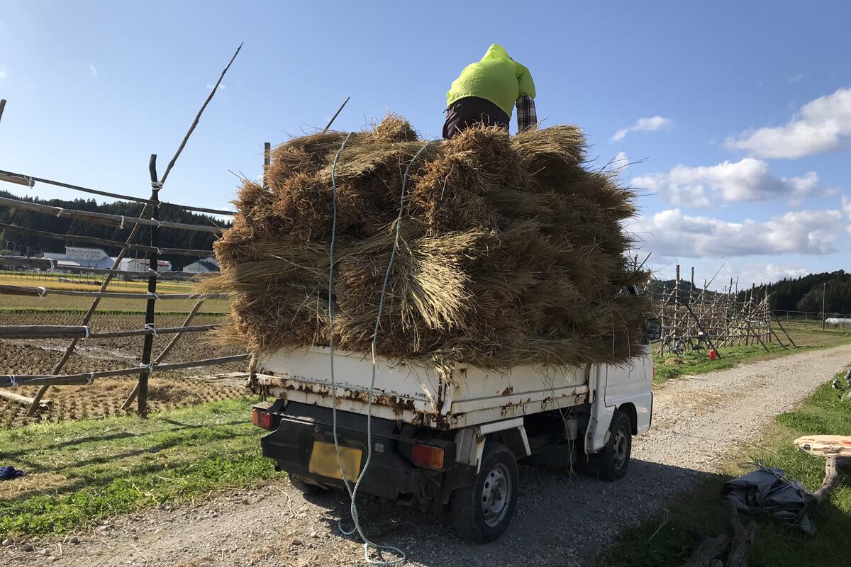 軽トラに積み込まれた稲ワラ
