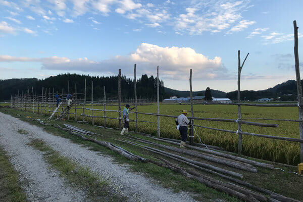日が暮れかけてもまだ作業は続きます
