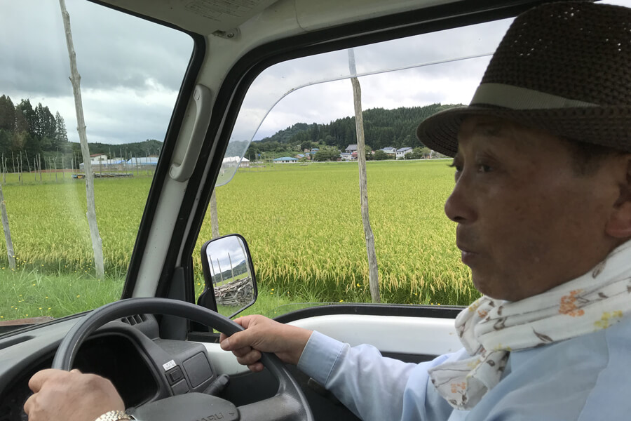 軽トラの中で質問に答える源一さん